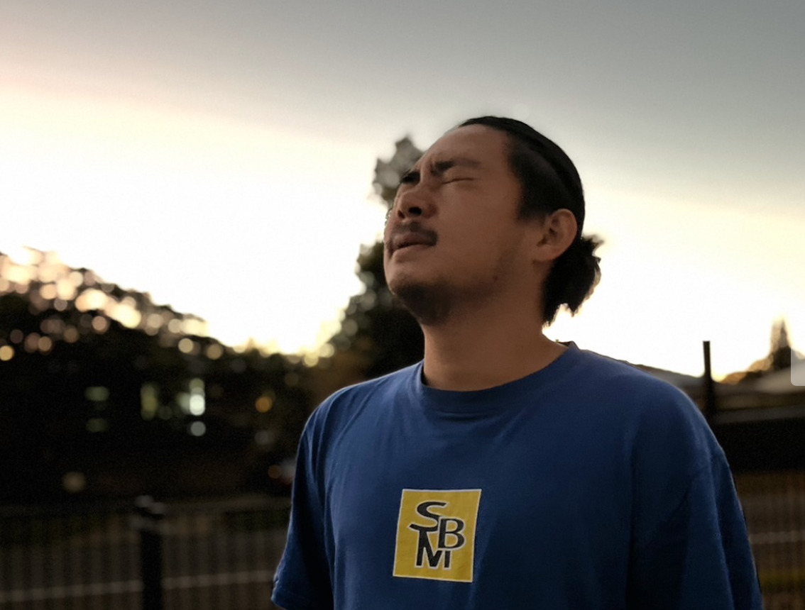 肋骨が折れて働けなくて辛い様子のあらん