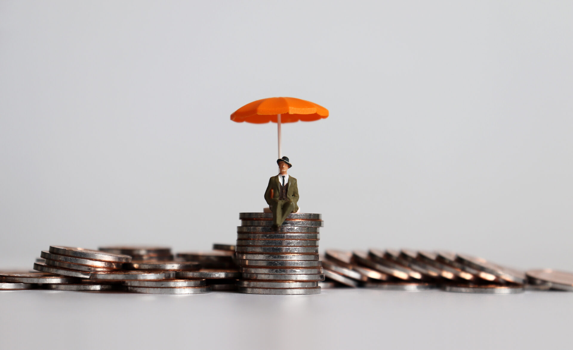 お金を傘で守るフィギュア