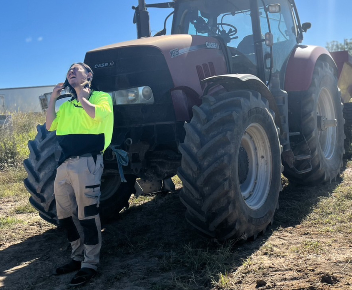 トラクターの前でやけになるあらん