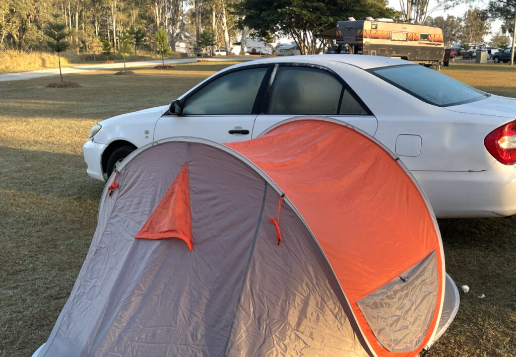 車とテント